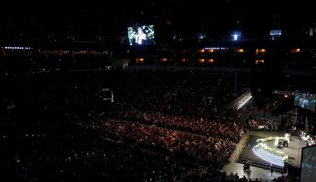 Ribuan orang hadir dalam memorial service untuk almarhum legenda tinju dunia, Muhammad Ali, di KFC Yum Center, Louisville, Kentucky, (10/6/2016). (Aaron P. Bernstein/Getty Images/AFP)