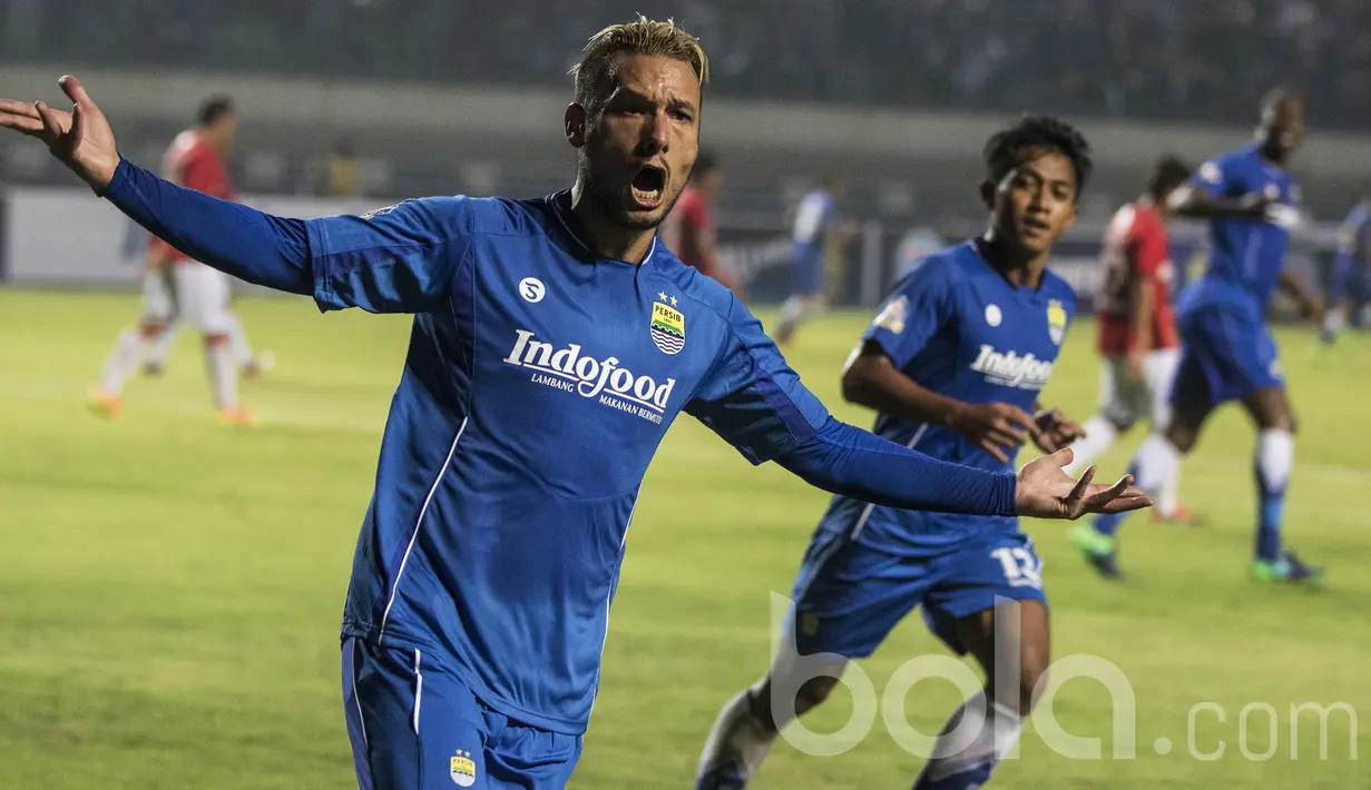 Gelandang Persib Bandung, Raphael Maitimo, merayakan gol yang dicetaknya ke gawang Bali United. Maung Bandung akhirnya mampu memperkecil kedudukan menjadi 1-2 yang bertahan hingga laga usai. (Bola.com/Vitalis Yogi Trisna)