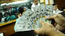 Aktivitas penukaran uang di PT Ayu Masagung, Jakarta, Senin (9/3/2015). Pada awal perdagangan di pasar spot, rupiah dibuka pada level 12.994 atau melemah 18 poin dibanding penutupan akhir pekan lalu di posisi 12.976. (Liputan6.com/Faizal Fanani)