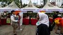 Warga mengunjungi UMKM Bazaar Kuliner di kawasan Jakarta, Minggu (26/6/2022). Bazar ini diselenggarakan dalam rangkaian perayaaan HUT ke-495 DKI Jakarta. (Liputan6.com/Johan Tallo)