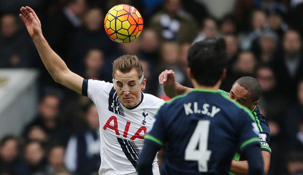 Striker Tottenham, Harry Kane, menyundul bola saat melawan Swansea. Tottenham baru bisa menyamakan kedudukan pada menit ke-70 melalui gol dari Nacer Chadli. (Reuters/Russell Cheyne)