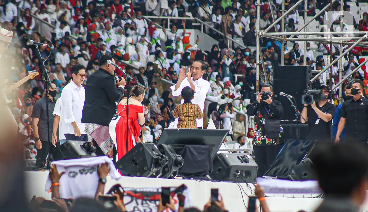 Presiden Joko Widodo menyapa relawan saat menghadiri acara Gerakan Nusantara Bersatu: Satu Komando Untuk Indonesia di Stadion Utama Gelora Bung Karno, Jakarta, Sabtu (26/11/2022). Gerakan Nusantara Bersatu dari berbagai elemen relawan Jokowi itu untuk menyelaraskan persepsi barisan satu komando di bawah arahan Presiden Joko Widodo. (Liputan6.com/Faizal Fanani)