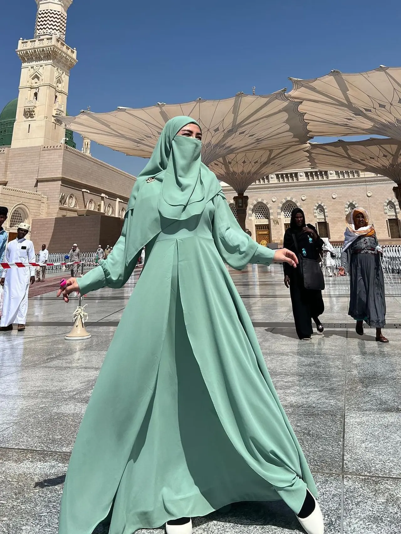 Tampil Bercadar Ini 7 Potret Bella Shofie Jalani Umrah Di Kehamilan