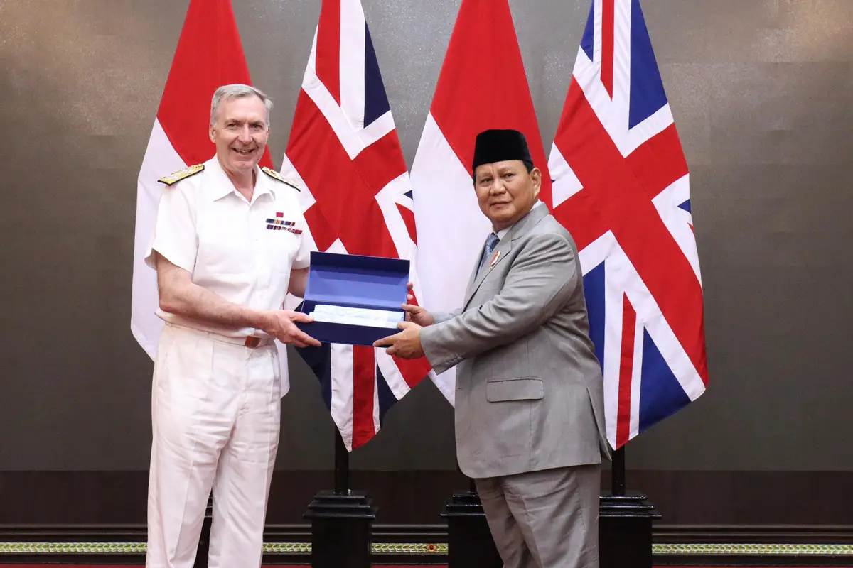 Menteri Pertahanan (Menhan) Prabowo Subianto bertemu Panglima Angkatan Bersenjata Inggris, Admiral Sir Tony Radakin di ruang Manggala Yudha, Kantor Kementerian Pertahanan.