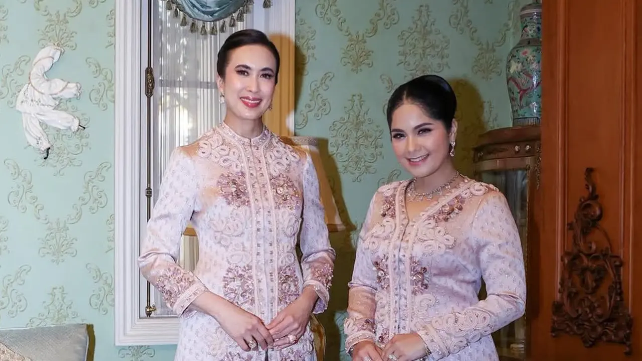 Penampilan Annisa Pohan dan Menteri Pariwisata Widiyanti Wardhana saat Kondangan