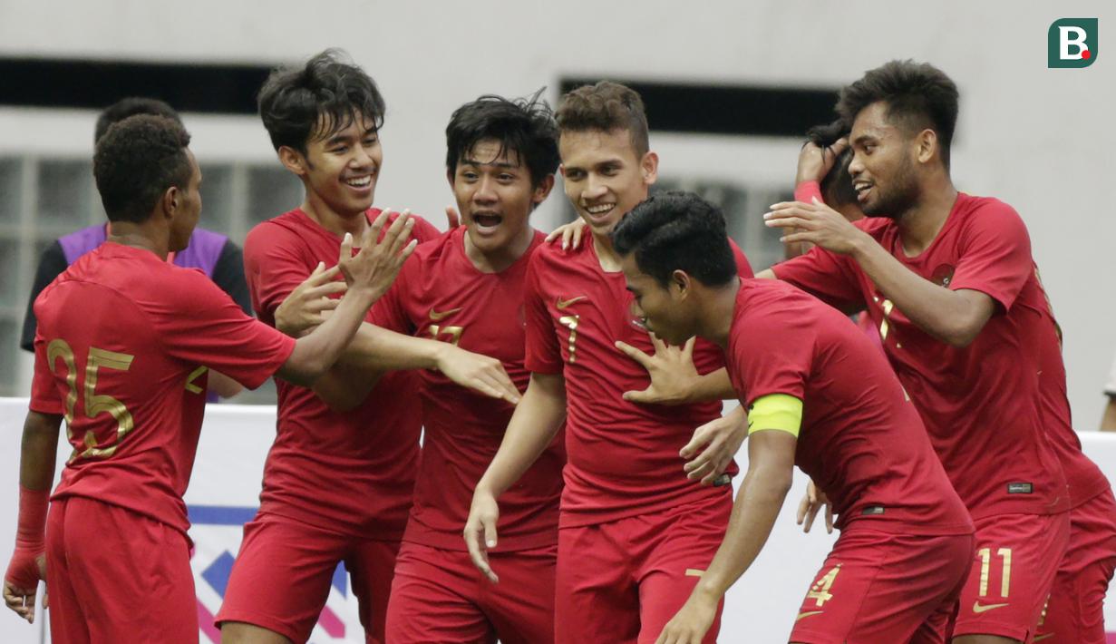 Pemain Indonesia merayakan gol yang dicetak oleh Firza Andika ke gawang Yordania pada laga persahabatan di Stadion Wibawa Mukti, Jawa Barat,  Sabtu (13/10/2018). Indonesia menang 3-2 atas Yordania. (Bola.com/M Iqbal Ichsan)