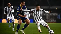 Gelandang Juventus, Filip Kostic mengontrol bola dari kawalan bek Verona, Koray Guenter pada pertandingan lanjutan Liga Serie A Italia di stadion Bentegodi di Verona, Jumat (11/11/2022). Dengan kemenangan ini, Juventus naik ke peringkat empat klasemen dengan 28 poin. (AFP/Marco Bertorello)