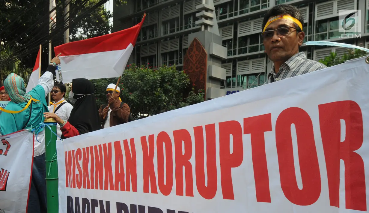 Sejumlah karyawan pensiunan PT Pupuk Kaltim menggelar unjuk rasa di depan Kantor KPW Pupuk Kalitim di Jakarta, Selasa (31/7). Pengunjuk rasa khawatir mereka tidak akan mendapatkan hak dana pensiun. (Merdeka.com/Dwi Narwoko)