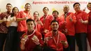 Para atlet wushu foto bersama saat pemberian apresiasi dari McDonald's dan Teh Botol Sosro di Sarinah, Jakarta, Rabu (5/9/2018). Peraih medali dari cabor bulutangkis dan wushu mendapat penghargaan berupa logam mulia. (Bola.com/M Iqbal Ichsan)