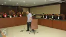 Alex Usman beranjak dari kursinya usai pembacaan vonis di Pengadilan Tipikor, Jakarta, Kamis (10/3/2016). Majelis Hakim menjatuhi hukuman kepada Alex Usman 6 tahun penjara dan denda Rp 500 juta. (Liputan6.com/Gempur M Surya)