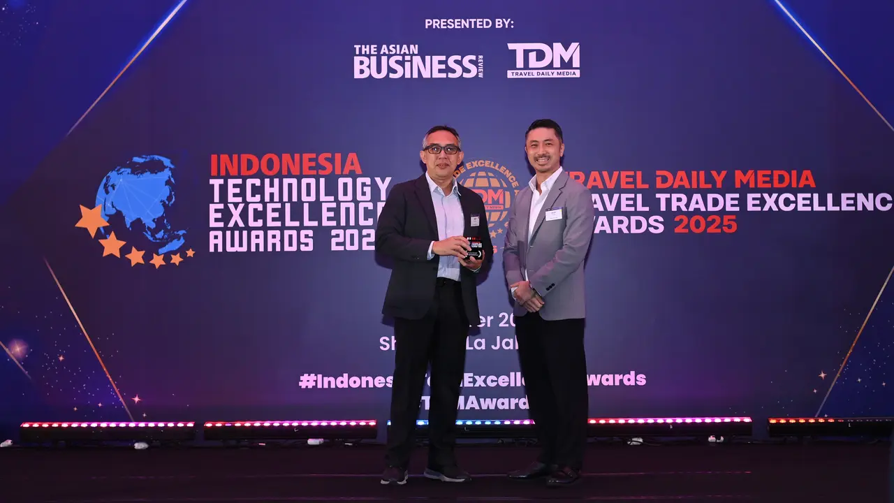 Direktur Utama Infomedia, Eddy Sofryano, menerima Penghargaan Indonesia Technology Excellence Award for Emerging Technology 2025. Credit: Infomedia
