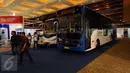 Pengunjung melintas di depan bis Transjakarta yang dipamerkan saat pameran INAPA 2017 di JIExpo Kemayoran, Jakarta, Rabu (29/3). Pameran ini berlangsung di Hall B1 JIExpo Kemayoran. (Liputan6.com/Helmi Fithriansyah)