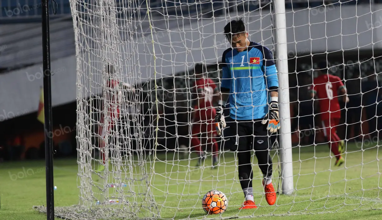 Kiper Vietnam kembali kebobolan gol kedua Timnas Indonesia yang dicetak Irfan Bachdim pada laga uji coba di Stadion Maguwoharjo, Sleman, Minggu (09/10/2016). (Bola.com/Nicklas Hanoatubun)