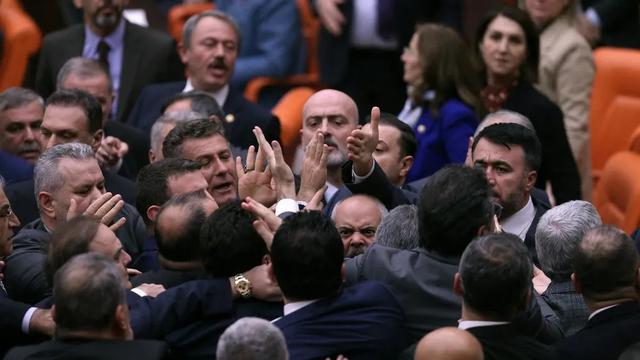Anggota parlemen Turki bertengkar selama negosiasi anggaran 2023 di Majelis Agung Nasional Turki di Ankara, Turki, pada 5 Desember 2022. (Adem Altan/AFP)