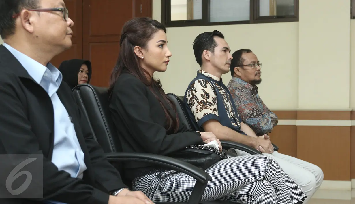 Atalarik Syah dan Tsania Marwah saat menghadiri sidang gugatan cerai di Pengadilan Agama Cibinong, Selasa (18/4). Sidang berlangsung tertutup dengan agenda melanjutkan mediasi antar kedua pihak yang berperkara. (Liputan6.com/Herman Zakharia)
