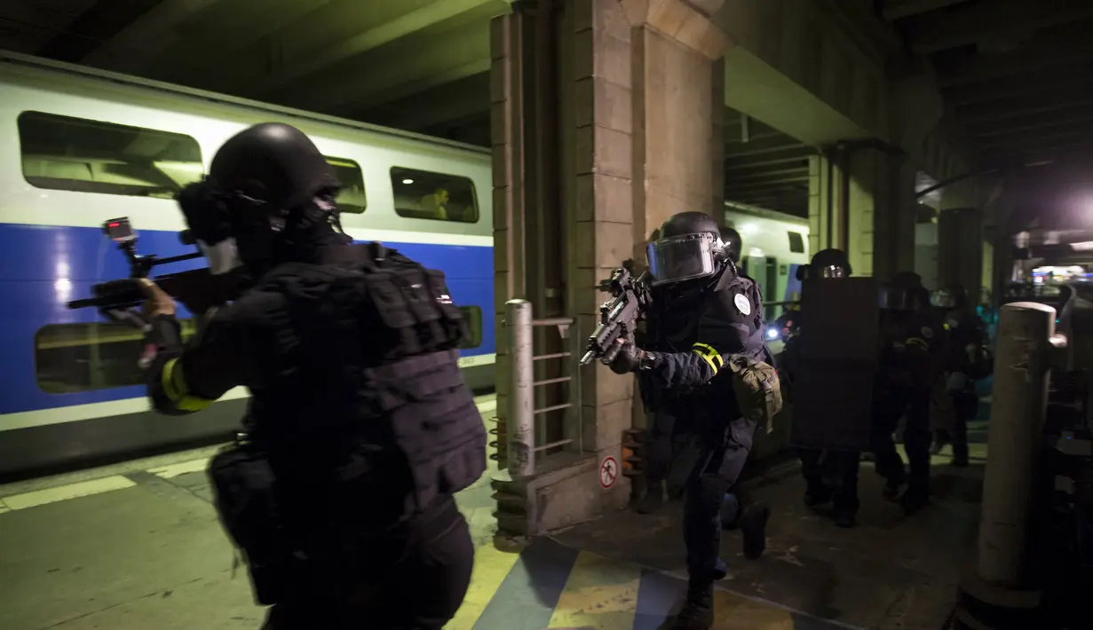 Pasukan National Gendarmerie Intervention Group (GIGN) bekerja sama dengan Recherche Assistance Intervention Dissuasion (RAID) dan Research and Intervention Brigades (BRI) melakukan latihan serangan Teroris di Paris (20/4). (REUTERS/MIGUEL MEDINA)