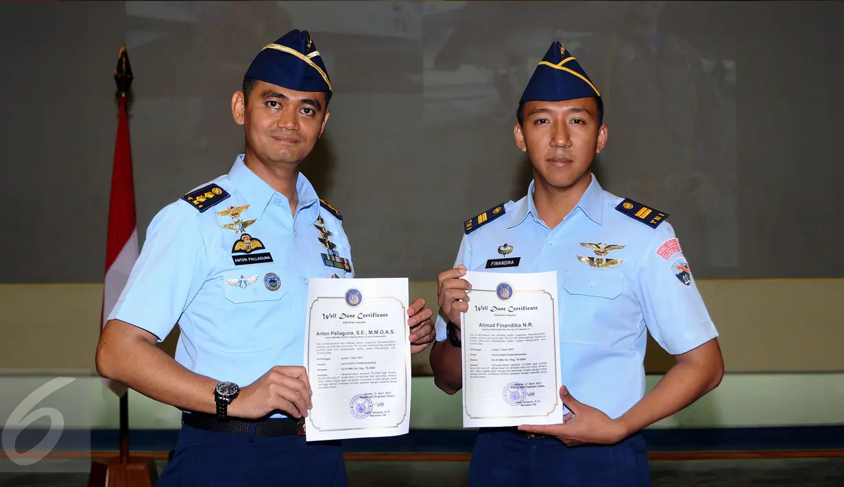 Letkol PNB Anton Palaguna (kiri) dan Lettu PNB Ahmad Finandika menunjukkan sertifikat penghargaan Welldone di Mabes TNI AU, Jakarta, Jumat (21/4). Welldone diberikan atas tingginya profesionalisme kedua penerbang. (Liputan6.com/Helmi Fithriansyah)