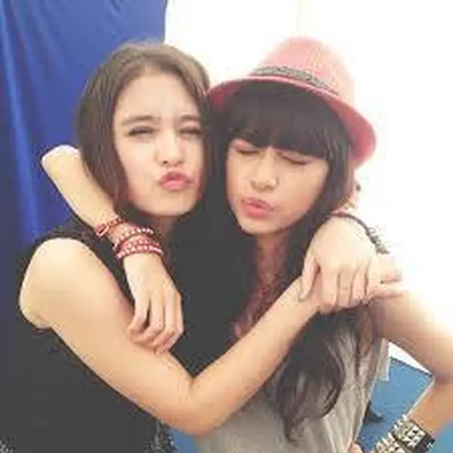 6 Potret Prilly Latuconsina Saat Gabung di Grup Duo Jelly, Kompak Bareng Hanggini