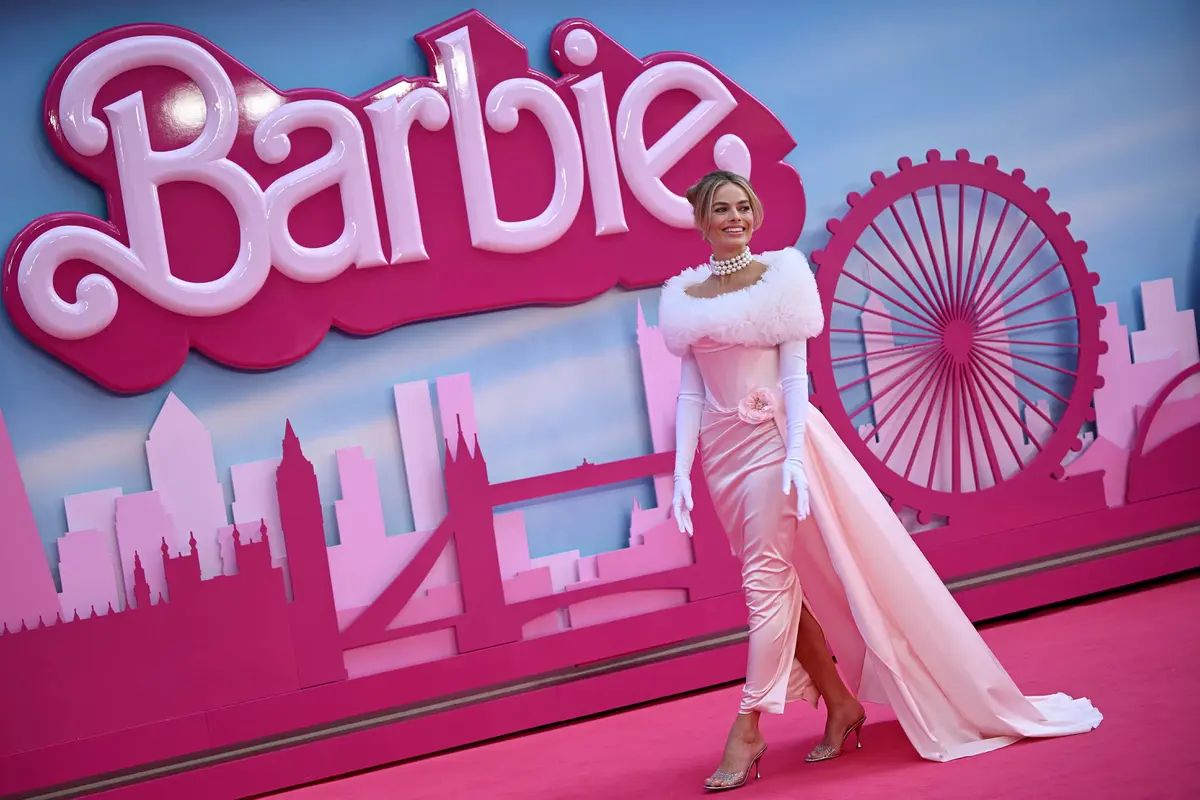 7 Potret Margot Robbie Bergaya ala Barbie, Bisa Disontek untuk Tampilan Lebih Feminin