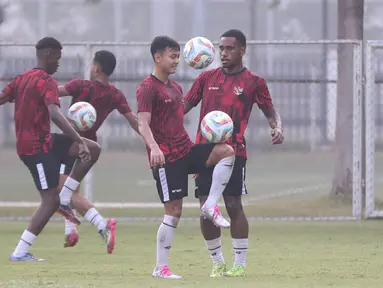 Timnas Indonesia U-20 menjalani sesi latihan terakhir di Lapangan ABC, Kompleks Gelora Bung Karno (GBK), Senayan, Jakarta, Jumat (24/5/2024) pagi. Latihan ini menjelang keberangkatan ke Italia untuk pemusatan latihan (TC) di Como dan selanjutnya mengikuti turnamen Toulon Tournament 2024 di Prancis. (Bola.com/Abdul Aziz)