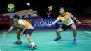 <p>Pebulu tangkis ganda putra Indonesia, Moh Reza Pahlevi (belakang) berusaha mengembalikan bola saat menghadapi pasangan Malaysia, Man Wei Chong/Kai Wun Tee pada laga semifinal turnamen bulu tangkis Indonesia Open 2024 di Istora Senayan, Jakarta, Sabtu (8/6/2024). Sabar Karyaman/Moh Reza Pahlevi kalah dua game langsung 27-29, 13-21. (Bola.com/Bagaskara Lazuardi)</p>