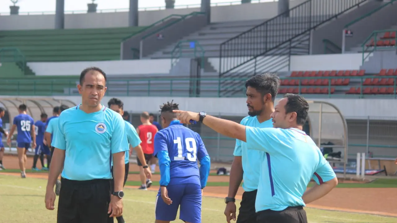 Pelatih Kepala Sulut United Ricky Nelson memberikan instruksi kepada dua asisten pelatih Leo Soputan dan Purwanto di Stadion Klabat Manado, beberapa waktu lalu.