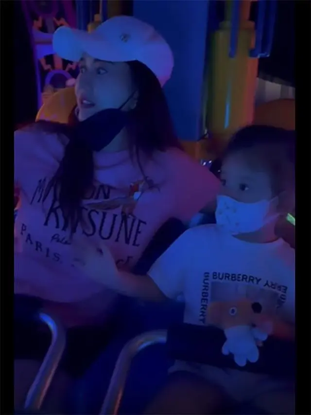 7 Potret Aura Kasih dan Arabella Liburan ke Singapura, Seru Main di Pantai