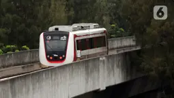 Foto udara kereta Light Rail Transit (LRT) saat melintas di kawasan Rawamangun, Jakarta, Selasa (1/11/2022). Penjabat (Pj) Gubernur DKI Jakarta Heru Budi Hartono mengatakan, pada tahun 2023 tidak akan ada pembangunan lanjutan dari LRT Jakarta fase 2 rute Jakarta Internasional Stadium (JIS). (Liputan6.com/Herman Zakharia)