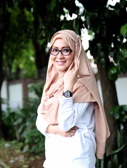 Ia berharap kegiatan sosial seperti ini bisa menjadi contoh untuk buah hatinya. Apalagi ditengah jaman modern, anak lebih banyak menghabiskan waktunya dengan main gadget. Itulah ia mengajak putrinya ke tempat pembuangan sampah. (Nurwahyunan/Bintang.com)