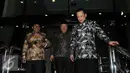 Ketua Komisi III DPR, Bambang Soesatyo bersama rombongan usai menghadiri buka puasa bersama di Gedung KPK, Jakarta, Senin (27/6). Buka bersama tersebut bertujuan menjalin keharmonisan antar lembaga parlemen dan lembaga. (Liputan6.com/Helmi Afandi)