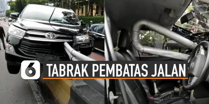 VIDEO: Viral Mobil Tabrak Pembatas Jalan Hingga Tembus Ke Dalam