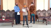 Gubernur Sulawesi Barat Ali Baal masdar saat konfrensi pers terkait kesiapan Slawesi Barat dalam program ketahanan pangan (Liputan6.com/Abdul Rajab Umar)