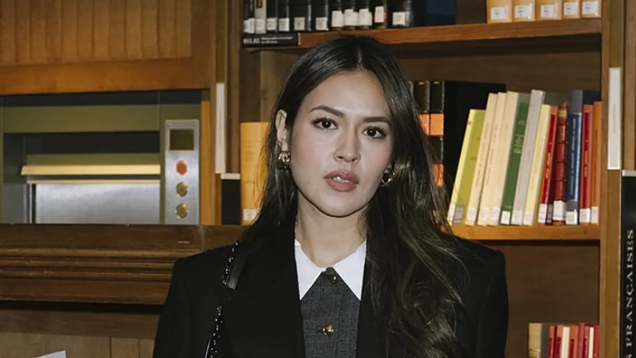 Raisa jadi salah satu artis Indonesia yang hadir di fashion show koleksi SS26 SANDRO. Dok. SANDRO