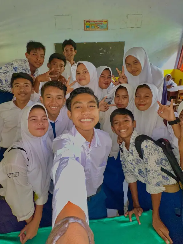 Eby DA5 pulang kampung hadiri perpisahan SMP (Foto: instagram da5_ebyrizta14)
