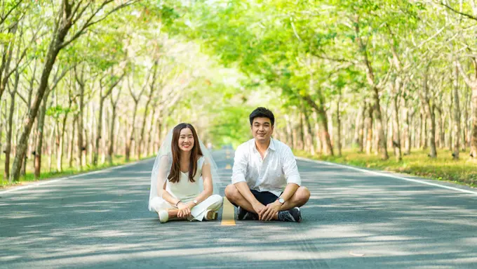 pasangan bahagia tersenyum