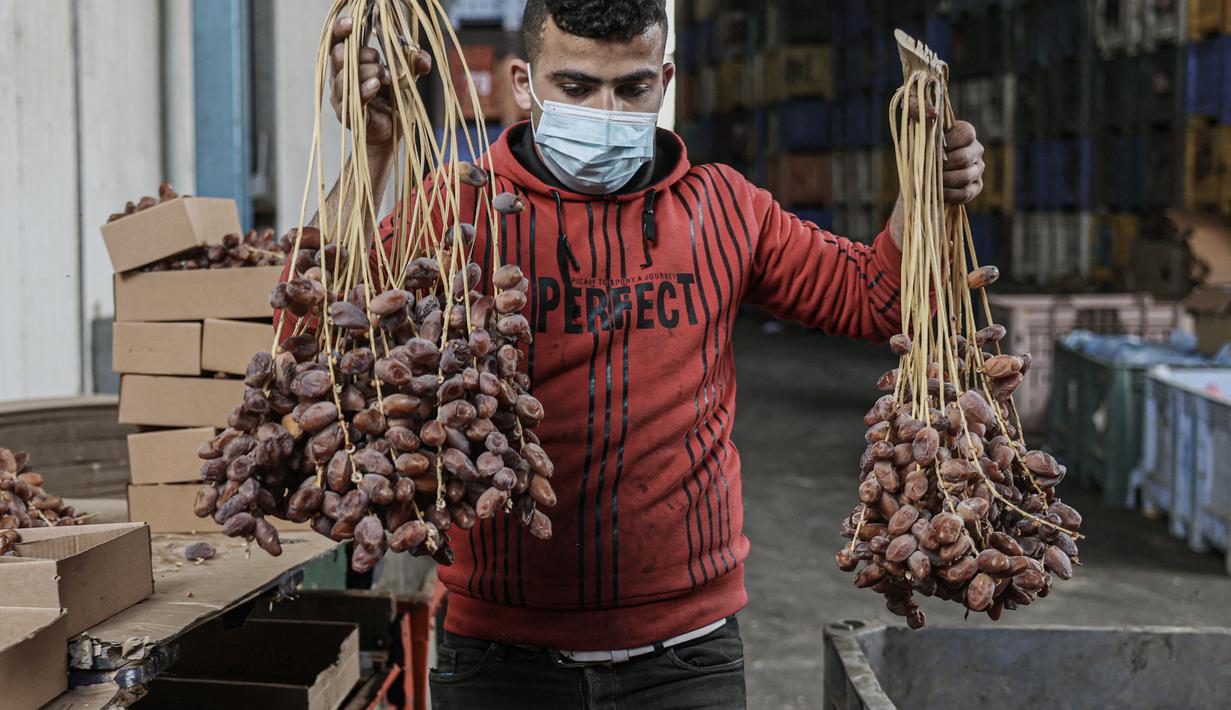 Harga kurma juga bervariasi bergantung dari jenis, bentuk, dan ukuran.  (AFP/Said Khatib)