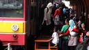 Puluhan penumpang turun dari krl Commuter line di Stasiun Kota, Jakarta, Jumat (26/12/2014). (Liputan6.com/Faizal Fanani)
