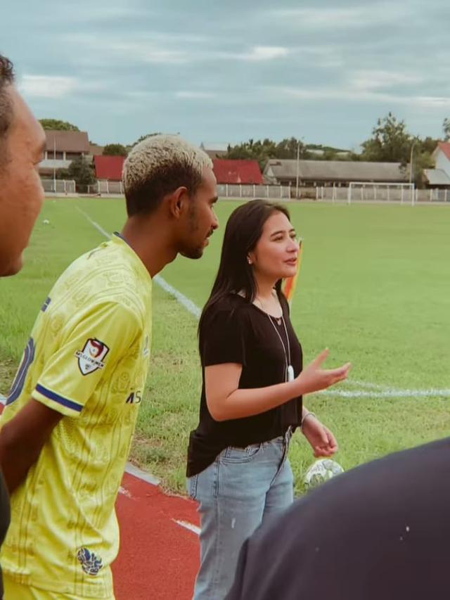 Prilly Latuconsina Nonton Latihan Persikota