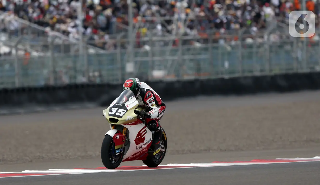Pembalap Idemitsu Honda Team Asia, Somkiat Chantra saat berlomba di ajang Moto2 GP Mandalika di Pertamina Mandalika International Street Sirkuit, Nusa Tenggara Barat, Minggu (20/3/2022). Somkiat Chantra menempati podium utama ajang Moto2 GP Mandalika. (Liputan6.com/Helmi Fithriansyah)