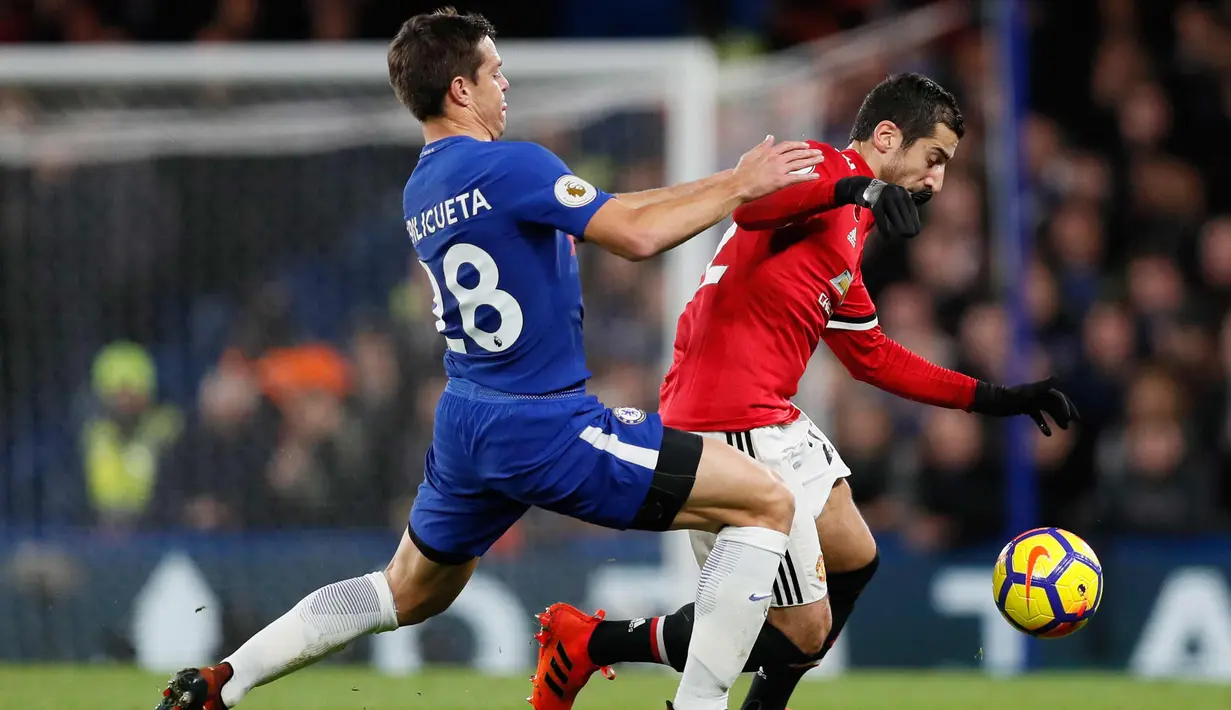 Gelandang MU, Henrikh Mkhitaryan berusaha membawa bola dari kawalan bek Chelsea, Cesar Azpilicueta saat bertanding pada lanjutan Liga Inggris di Stamford Bridge di London (5/11). Chelsea Menang tipis atas MU 1-0. (AP Photo/Kirsty Wigglesworth)
