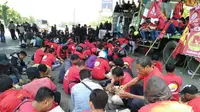 Suasana religius juga ditunjukkan para peserta demo Hari Buruh 2018 saat azan Salat Zuhur berkumandang. (Liputan6.com/Fauzan)