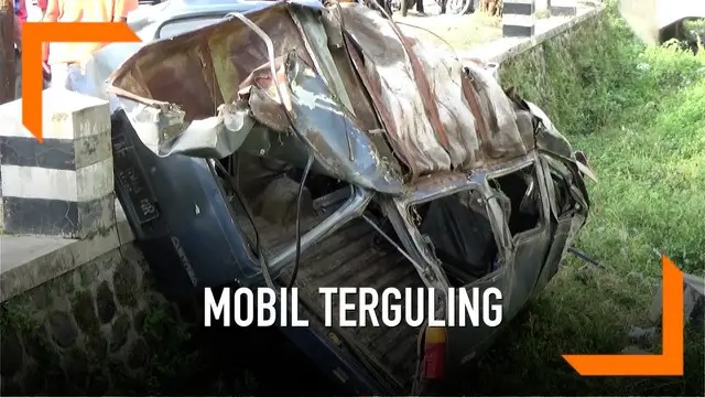 Mobil rombongan takziah terguling saat akan menuju Magetan, Jawa Timur. Akibat kejadian ini, dua orang tewas dan penumpang lainnya harus dibawa ke rumah sakit.