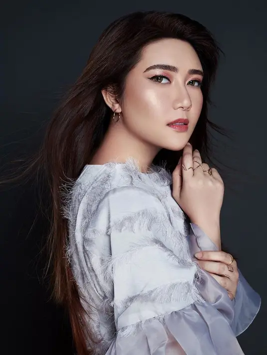 Setelah melihat foto tersebut, Via Vallen jadi teringat cerita di masa lalunya. Katanya, di tahun 2004 lalu, Via teringat momen harus bolak-balik naik truk untuk pergi dan pulang sekolah. (Instagram/viavallen)