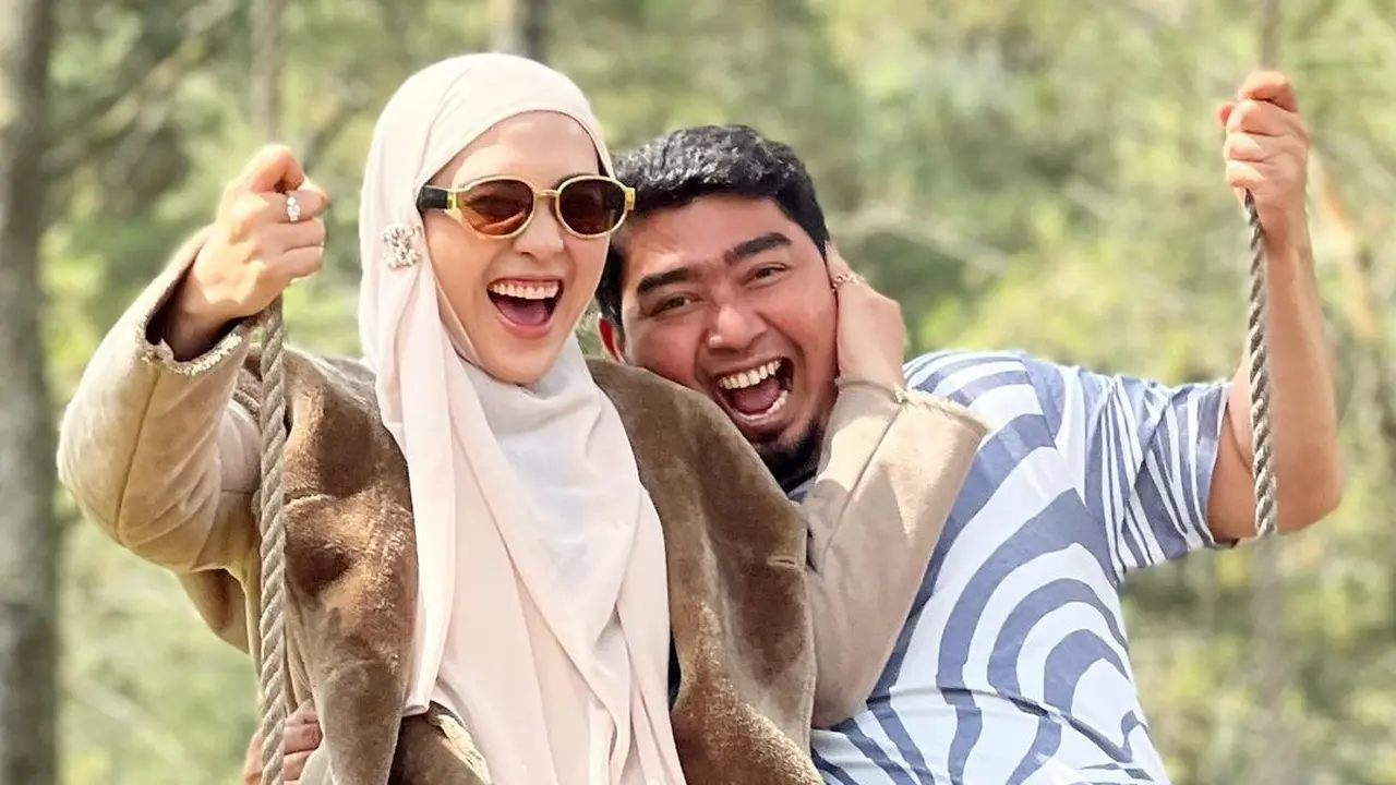 Potret Kebersamaan Ustaz Solmed dan April Jasmine, Gaya Hidup Jadi Sorotan