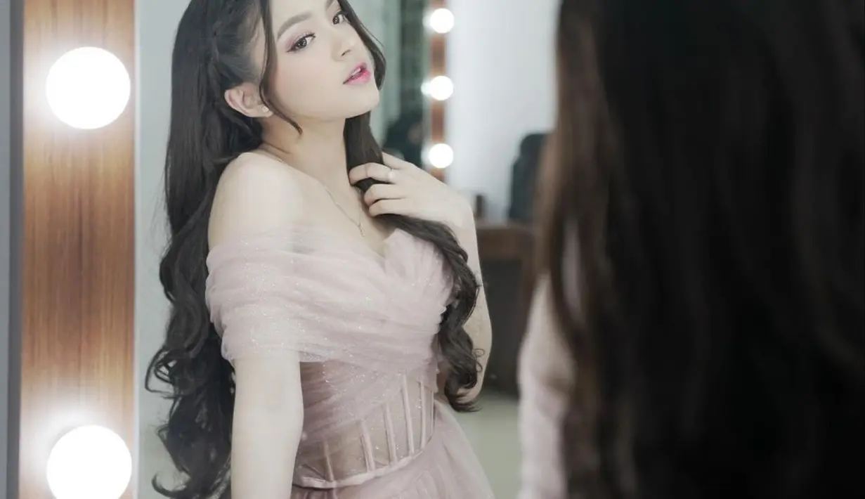 Gaya princess Eca Aura. Ia membiarkan rambut panjang tergerai, diikal dan diambil sedikit untuk dikepang kecil di sisi kanan-kirinya, membingkai wajahnya dengan amat baik. [Foto: Instagram/elsaajapasal]