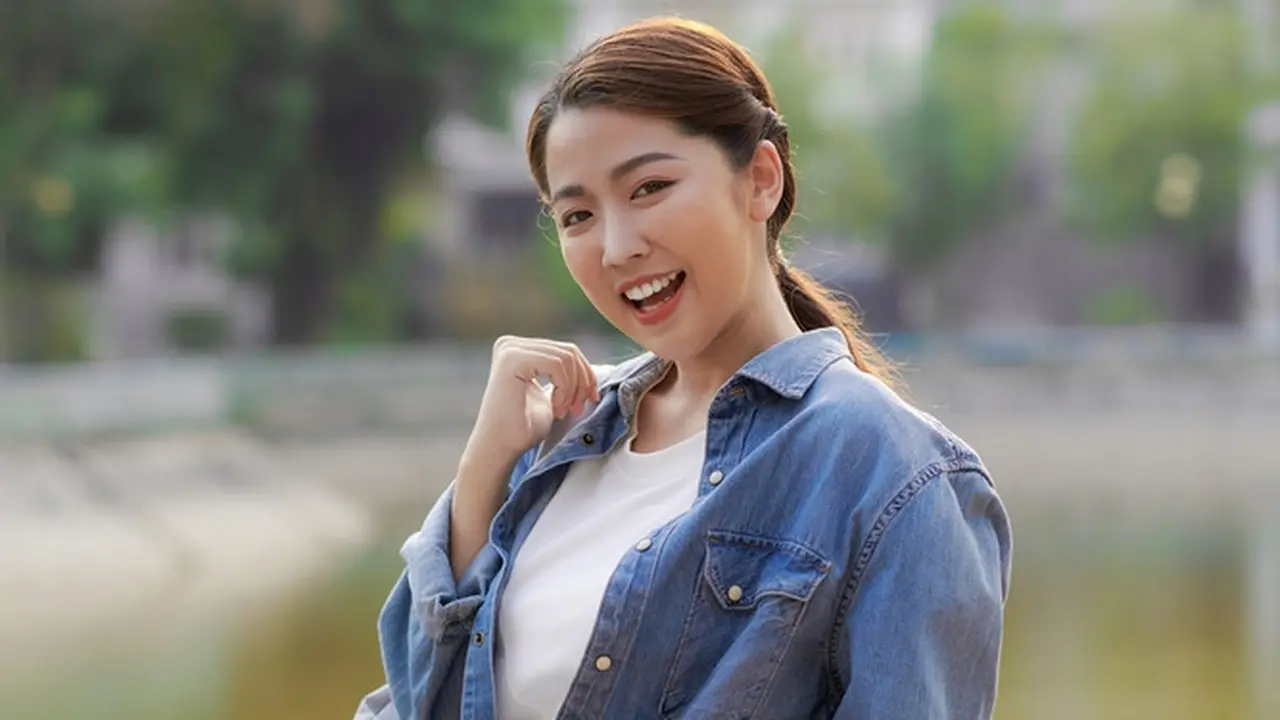 bahagia tersenyum santai