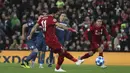 Penyerang Liverpool, Mohamed Salah, melepaskan tendangan penalti ke gawang Crvena Zvezda pada laga Liga Champions, di Stadion Anfield, Rabu (24/10/2018). Liverpool menang 4-0 atas Crvena Zvezda. (AP/Jon Super)