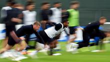 Penyerang Inggris, Raheem Sterling berlari saat mengikuti sesi latihan di Repino, Rusia (10/7). Inggris akan bertanding melawan Kroasia pada babak semifinal Piala Dunia 2018. (AFP Photo/Ellis)