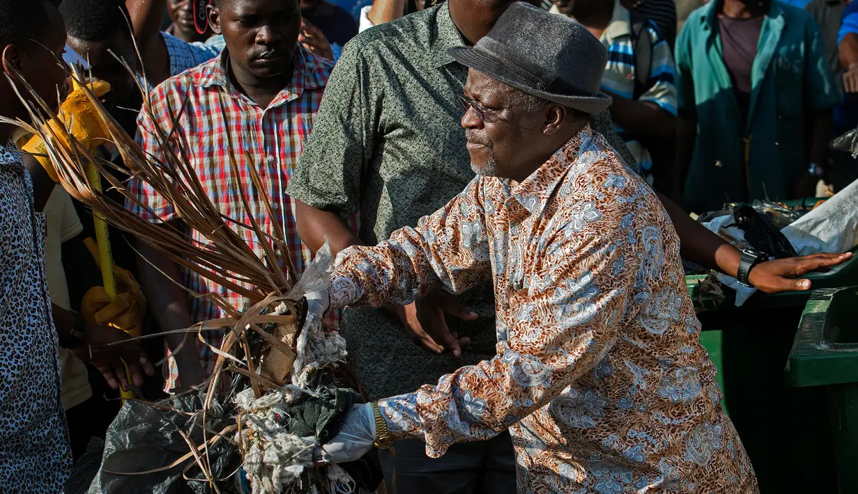 Presiden Tanzania, John Magufuli bergabung dengan warga untuk ikut ambil bagian dalam operasi pembersihan umum di kota utama Dar es Salaam, Rabu (9/12). Ini merupakan bagian dari acara untuk menggantikan perayaan hari kemerdekaan. (DANIEL HAYDUK/AFP)