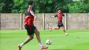 Pemain Persija Jakarta, Witan Sulaeman (kanan) saat mengikuti sesi latihan di Persija Training Ground, Bojongsari, Kota Depok, Jawa Barat, Kamis (7/5/2026). (Bola.com/M Iqbal Ichsan)